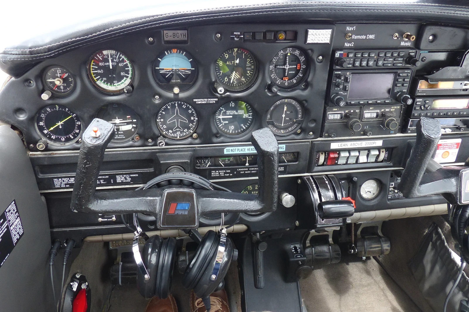Piper PA-28 instrument panel. Use the numbered buttons or instrument list to explore.